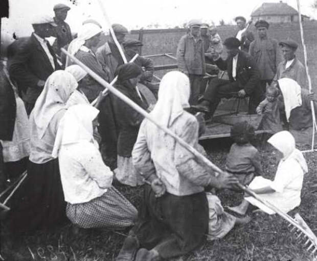 1930-е. Собрание крестьян одного из колхозов по случаю подписания Государственного займа, Донецкая область Фото: © wikimedia.org
