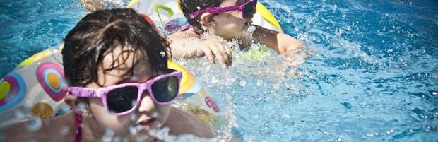 Круг, нарукавники или нудл: что выбрать для плавания с ребенком