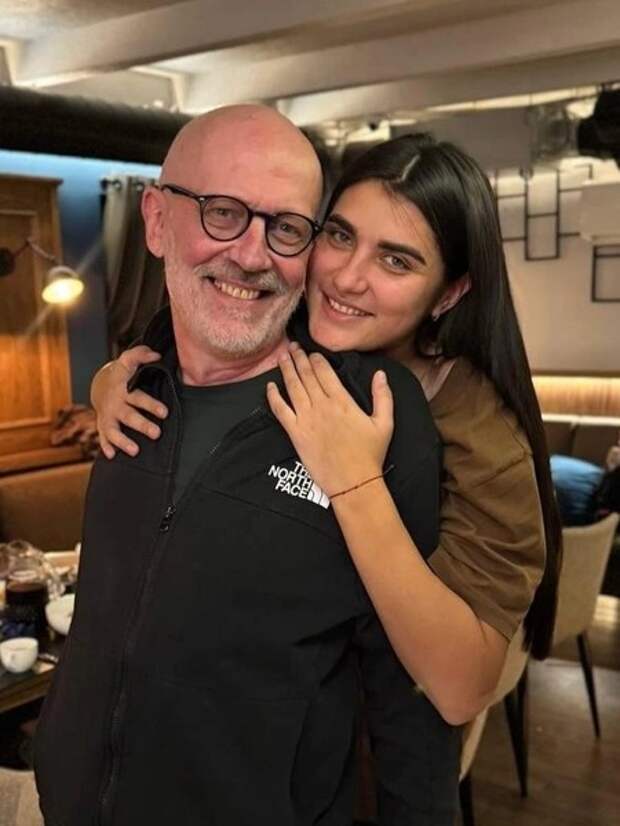 «У меня всегда молодая жена»: Александр Гордон объяснил, почему у него не складывается с ровесницами