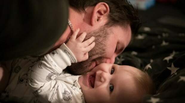 Отец с младенцем / Фото: unsplash.com / Mikael Stenberg