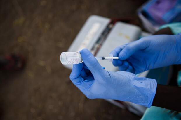 Гинцбург: побочный эффект вакцины AstraZeneca мог возникнуть от недостатка очистки