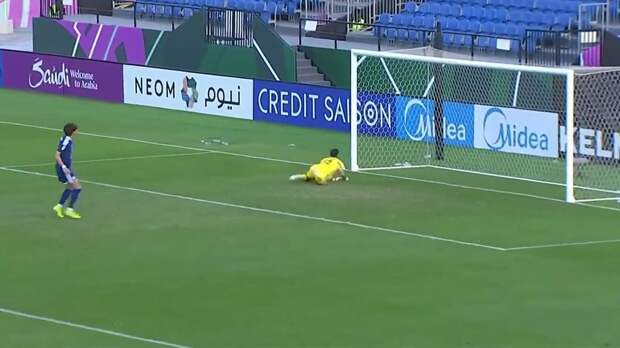 Курьез на Кубке Азии: вратарь отбил пенальти, отпраздновал — а мяч залетел в ворота