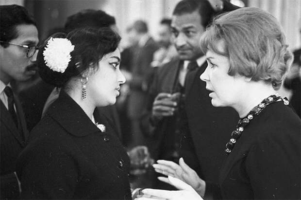Советская киноактриса Инна Макарова и Гамина Джамуна на приеме делегации индийских кинематографистов в посольстве Республики Индии. 1966 год.