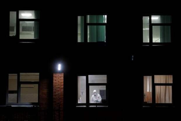 A medical specialist wearing protective gear is seen through the window of the Pokrovskaya hospital amid the outbreak of the coronavirus disease (COVID-19) in Saint Petersburg, Russia October 23, 2020. REUTERS/Anton Vaganov