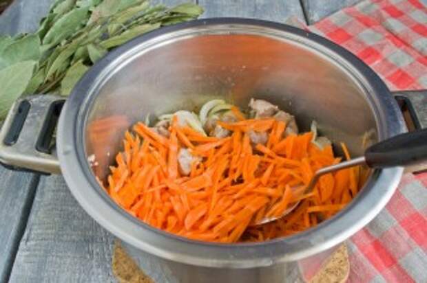 Добавляем в кастрюлю морковь