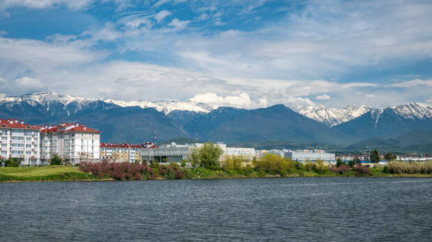 В Адлере ввели режим повышенной готовности из-за селя рядом с многоэтажным домом