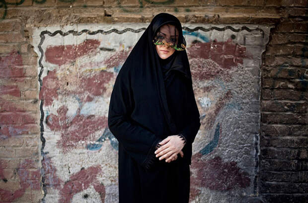 Женщина во время Чехел-Менбар, церемонии зажигания свечей в городе в мире, иран, люди