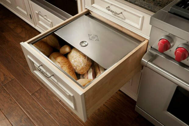 Хлебница в шкафчике. | Фото: Макспарк.