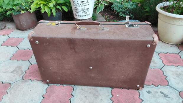 Достойная идея использования старого чемодана для обновления интерьера