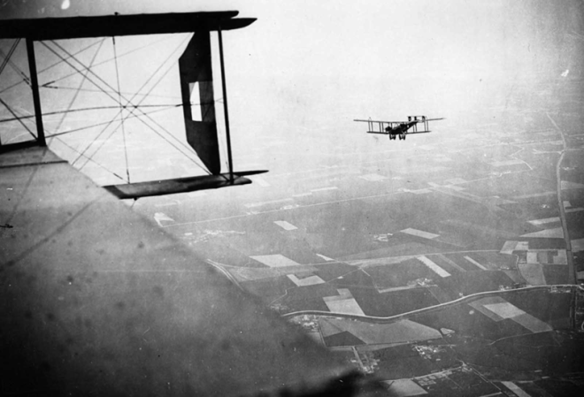 8. Снимок из кабины британских бомбардировщиков, 1918 8. Снимок из кабины британских бомбардировщиков, 1918 война, война в воздухе, война в небе, вторая мировая война, исторические фото, первая мировая война