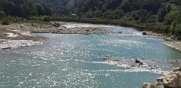 Вдоль берега реки Туапсе выставили дополнительные боновые заграждения