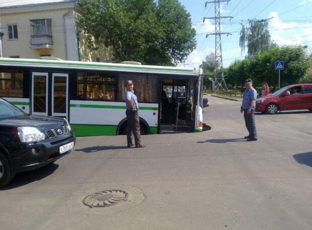 Когда дорога в буквальном смысле поглотила. | Фото: pikabu.ru. Когда дорога в буквальном смысле поглотила Фото pikaburu