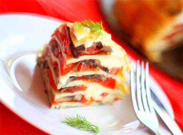 блинный пирог с помидорами и грибами