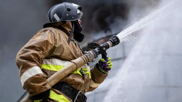 Газовая труба загорелась из-за падения обломков БПЛА в Краснодарском крае