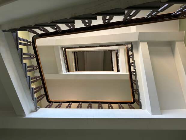 Юрист Абросимов: за хранение вещей в подъезде может грозить штраф