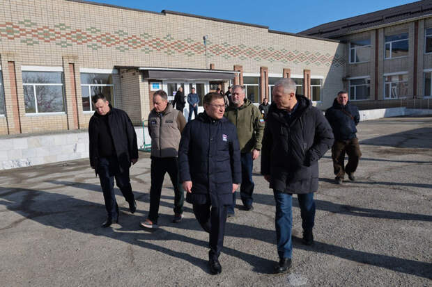 Владимир Якушев оценил реконструкцию школы и сквера в Херсонской области