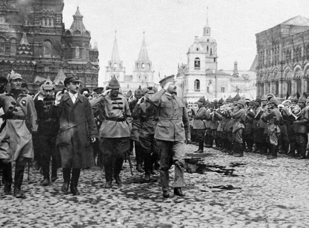 Народный комиссар по военным и морским делам Лев Троцкий принимает военный парад на Красной площади, 1921 г. 