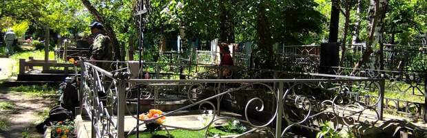 Песни и гармонь на кладбище в Радоницу. Что творится на поминальный день на православном погосте в Алматы?