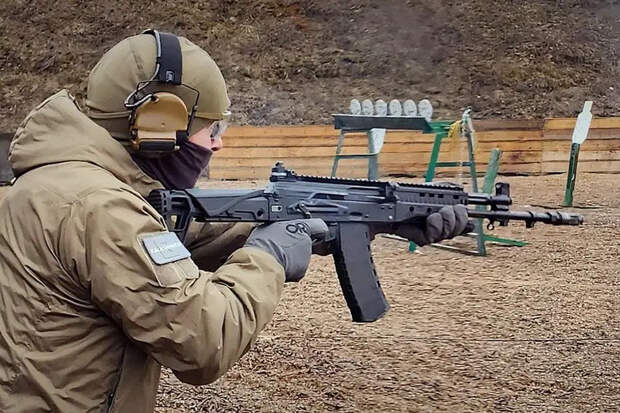Концерн «Калашников» поставил в войска новую партию автоматов АК-12 в обычной окраске для пехотных подразделений