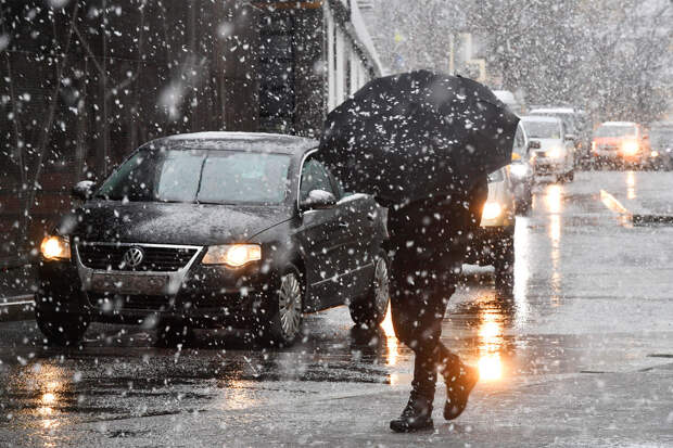 Дептранс Москвы: из-за снегопада водителям лучше пересесть на городской транспорт