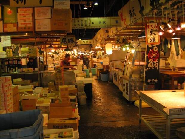 17. В Токио расположен крупнейший в мире рыбный рынок - Tsukiji Market. Не секрет, что японцы обожают морепродукты. Рынки рыбы и морепродуктов здесь - особая часть культуры. в мире, интересное, полезно, путешествия, страна, факты, фото, япония