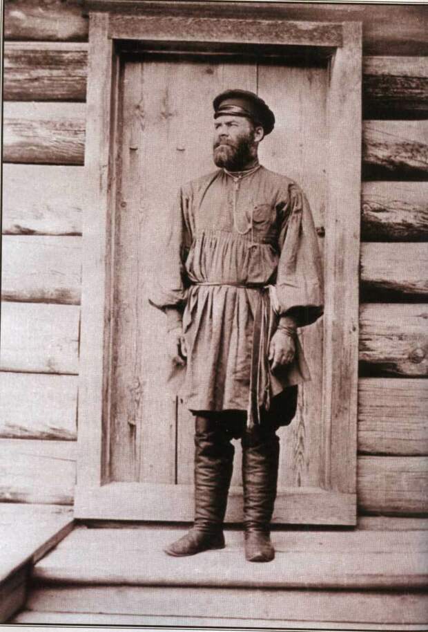 Рис 31. Сибирский крестьянин-смотритель в рубахе на кокекте. 1890 г.