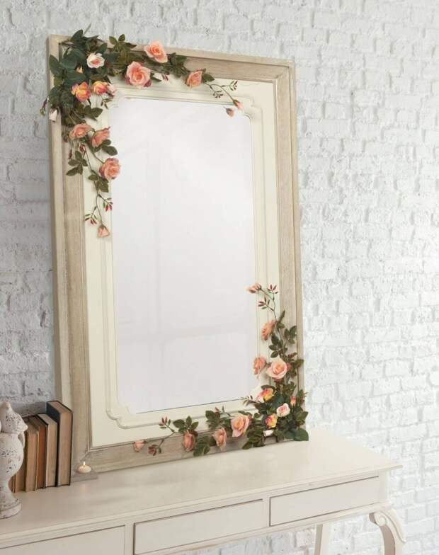 Зеркало украшенная цветочными композициями
