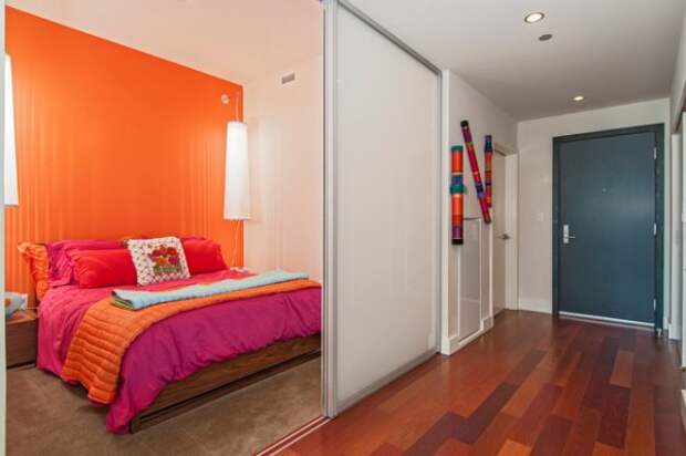 Ярко-розовая кровать выглядит просто фантастически в паре с неоновым оранжевым цветом. 