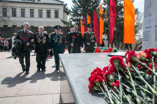 Возложение цветов у вечного огня в предверии 9-го мая. Тюмень, вечный огонь, якушев владимир, гвоздики, возложение цветов, ветераны вов, цветы