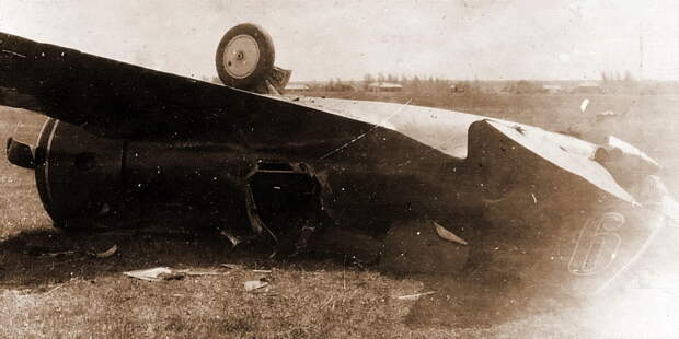 И-16 тип 17 из 1-й АЭ 29-го ИАП, разбитый в аварии весной 1941 года. Чтобы извлечь прижатого в кабине лётчика, фанерный фюзеляж пришлось рубить топором - Первая победа первого гвардейского полка | Военно-исторический портал Warspot.ru