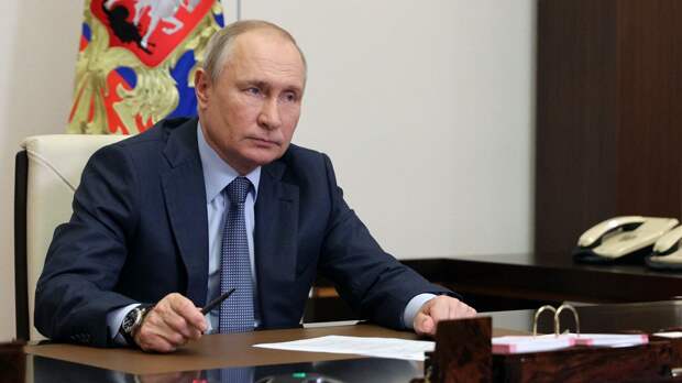 Путин отслеживает ситуацию с коронавирусом, заявил Песков 