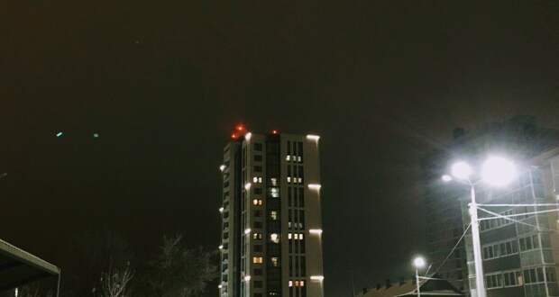 В моём городе много новостроек и практически на каждом таком строении установлены красные фонари, о них мы и поговорим
