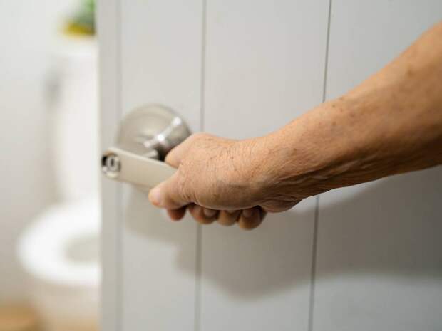 Мужчинам старше 50 лет назвали три выдающих рак туалетных симптома