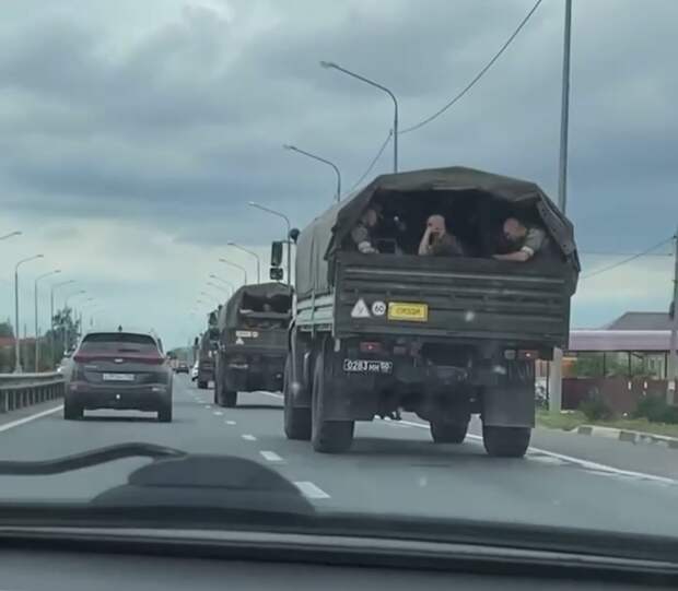 Военную колону засняли в Рыбновском районе