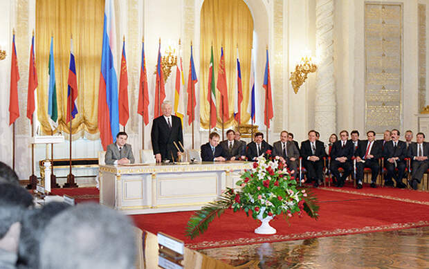 Борис Ельцин (в центре) во время церемонии подписания Федеративного Договора