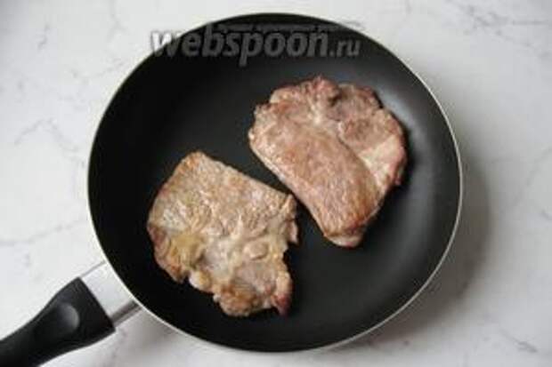 Мясо посолить и поперчить по вкусу. Выложить на горячую сковороду с подсолнечным маслом (30 мл). Обжарить с обеих сторон по 3-4 минуты до лёгкой румяной корочки.
