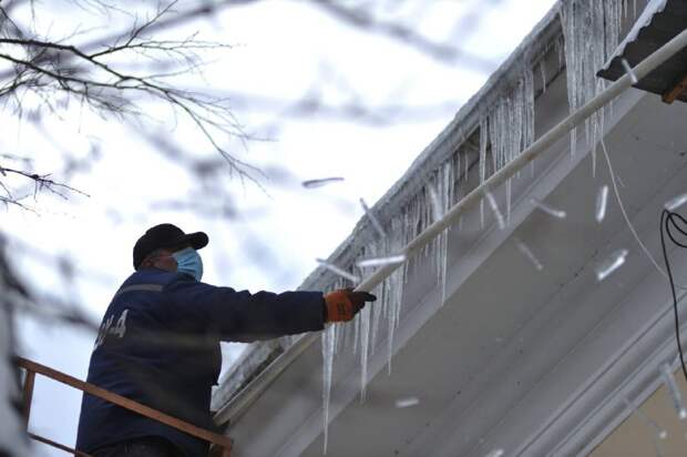 В Майкопе усилили контроль за очисткой крыш от сосулек