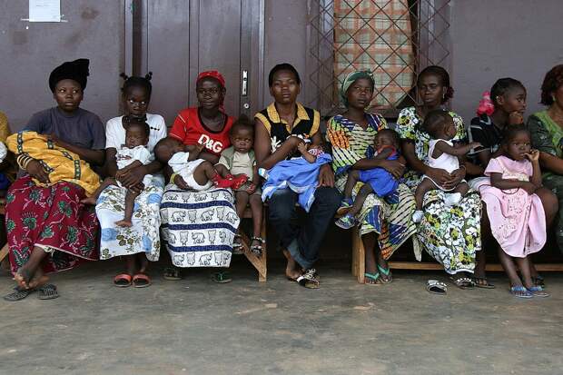 ЦАР. Матери с детьми ждут прививки