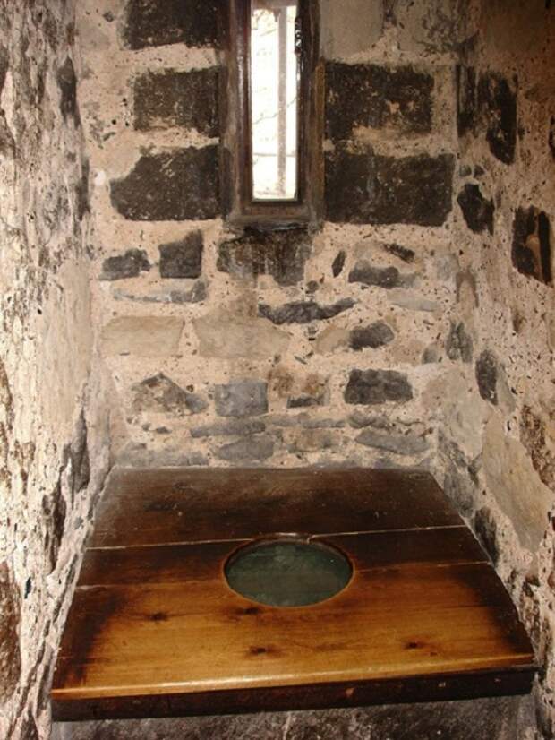 В туалете-гардеробной всегда было окошко – и проветривается, и за врагом наблюдать можно во время осады. | Фото: ancient.eu.