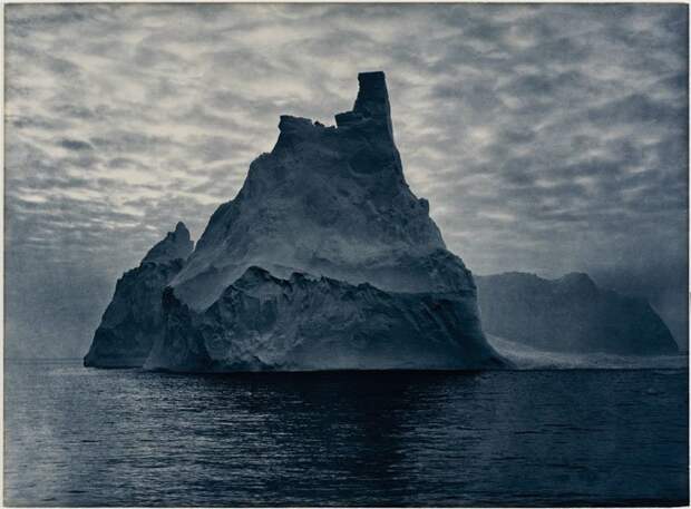 Неверное солнце полярной ночи превращает ледяные острова в сияющие замки изо льда Дуглас Моусон, австралия, антарктида, изучение Антарктики, научная экспедиция, полярные исследователи, поход во льдах, фотосвидетельства