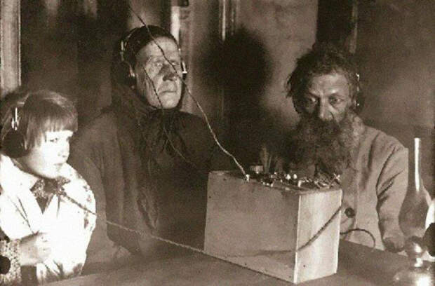 Советские крестьяне впервые слушают радио, 1928 год.