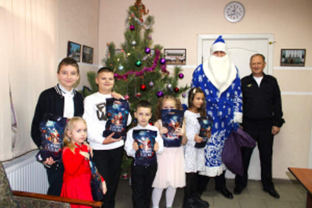 Подарки от коллег передали детям сотрудников Запорожского ЛО МВД России на транспорте