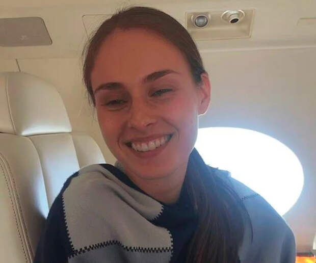 Карина Шуляк в частном самолете Джеффри Эпштейна. Фото: Минюст США