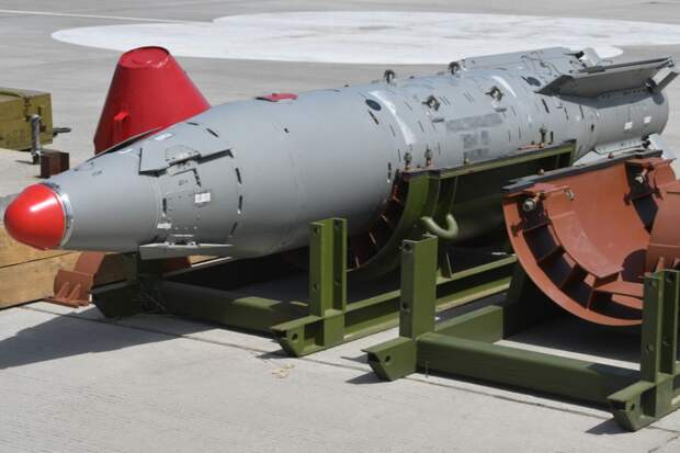 БПЛА взлетели без команды после удара ФАБ-3000 в склад, это сняли на видео