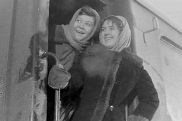 Галина Стаханова (слева) в фильме «Девчата», 1961 г.