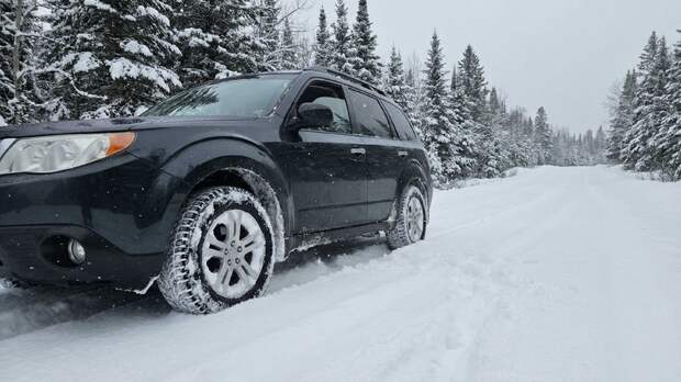 Автоэксперт Баканов рассказал о принципах движения на машине по глубокому снегу