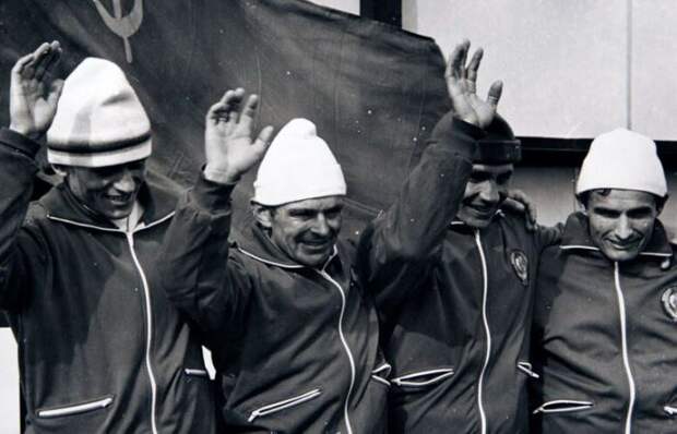 Вячеслав Веденин с командой советских лыжников