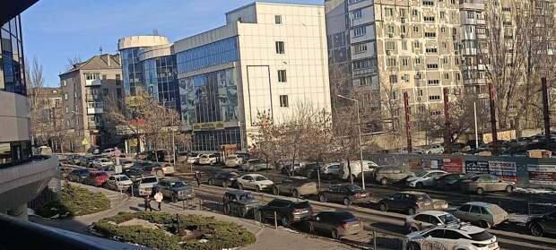 Парковка вокруг Донецк Сити по Таманскому