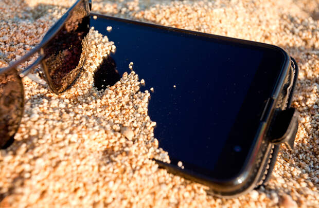 Чтобы сердце не вздрагивало от переживаний за сохранность телефона, есть простое решение. /Фото: ocdn.eu