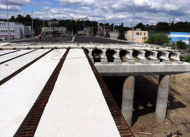 В Брянске на седьмом пролете нового Славянского моста уложили 10 балок